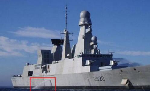 軍艦等大型船舶的側(cè)面不停地向外排水：水從哪里來？